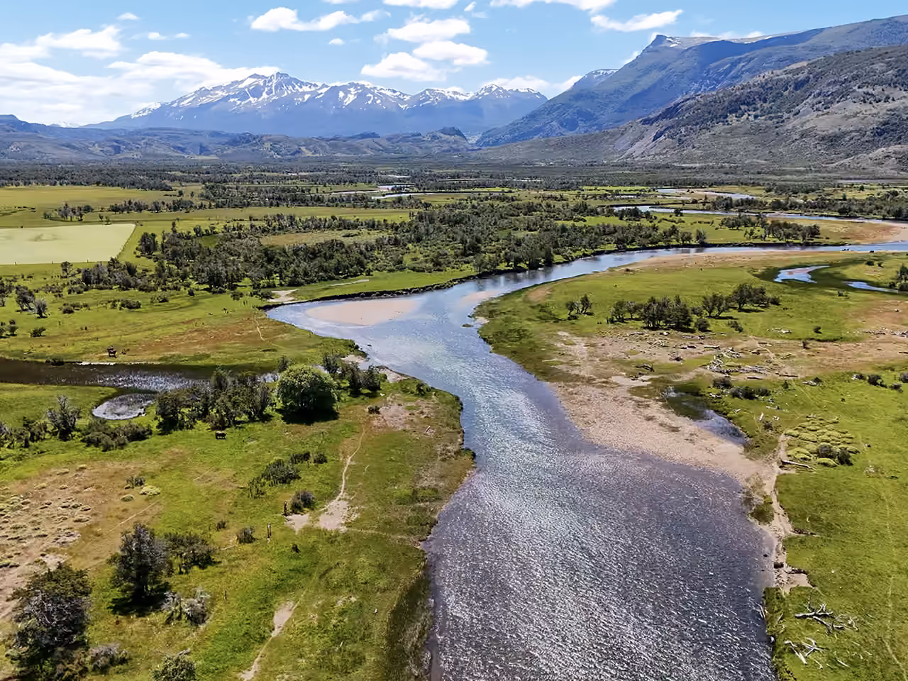 The Ñirehuao winding through open steppe grassland under a wide Patagonian sky.